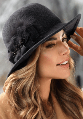 Елегантна дамска шапка с периферия Yersa в сив цвят